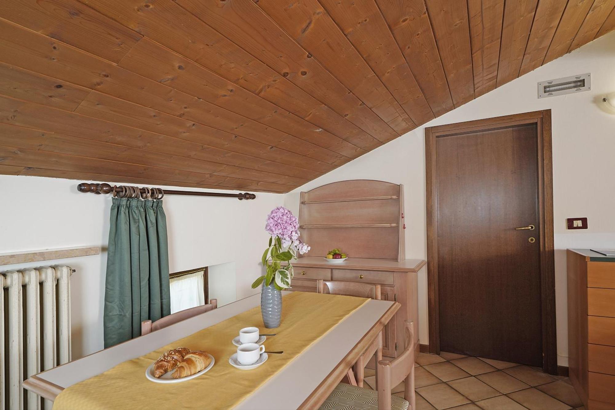 Residence La Filanda Костермано Екстер'єр фото
